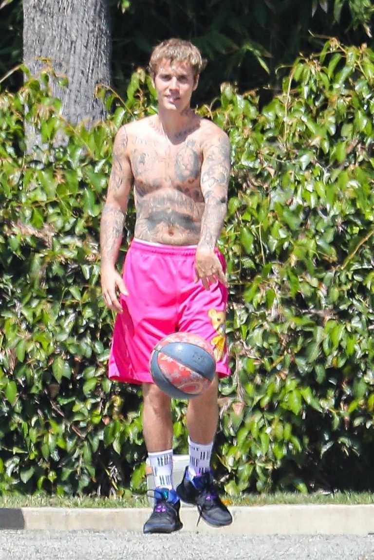 Justin Bieber In A Pink Shorts Plays Some Ball In Beverly Hills 05 25 2020 4 768x1151 
