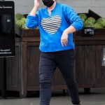 Amy Poehler in a Light Blue Sweatshirt Grabs Groceries at Bristol Farms in Beverly Hills 06/18/2020