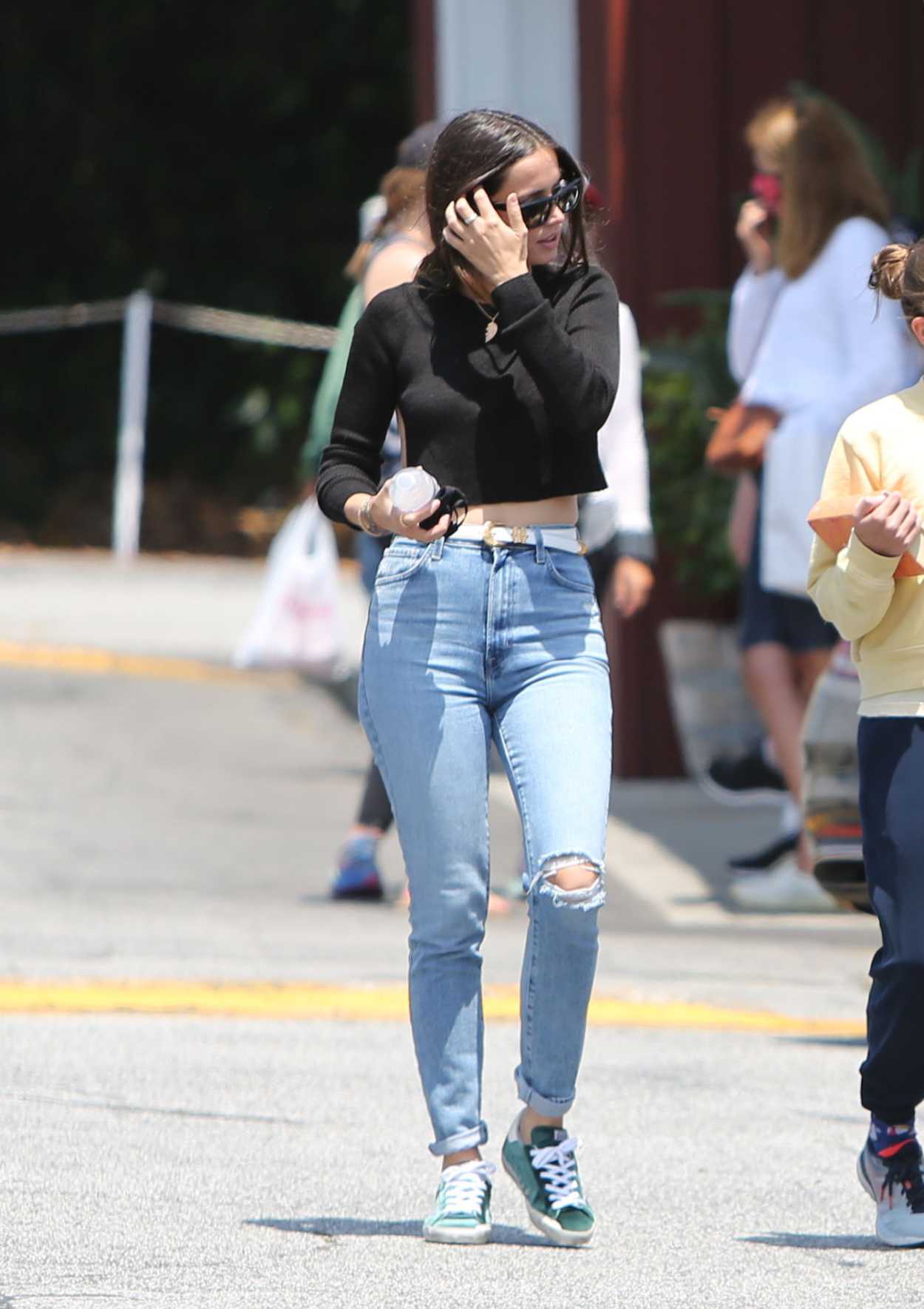 Ana De Armas in a Blue Ripped Jeans Was Seen Out with Ben Affleck in ...