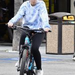 Christina Schwarzenegger in a White Cap Enjoys a Bike Ride with Her Father Arnold Schwarzenegger in Brentwood 06/16/2020
