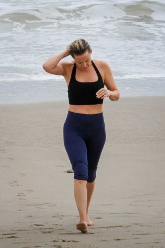 Kate Hudson in a Black Sports Bra Was Seen on the Beach in Malibu 06/24