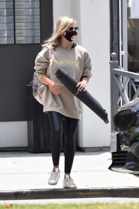 Sarah Michelle Gellar in a Beige Sweatshirt