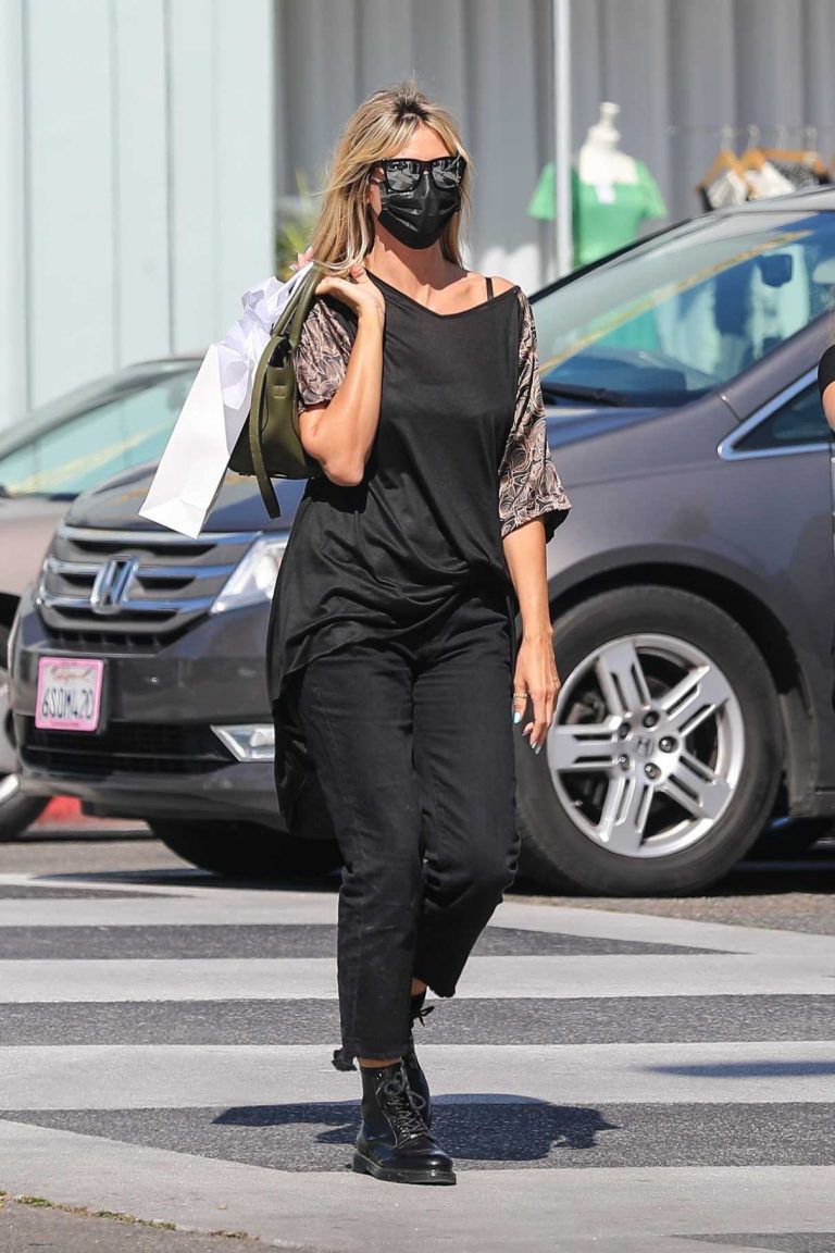 Heidi Klum in a Black Protective Mask Goes Shopping on Rodeo Drive with