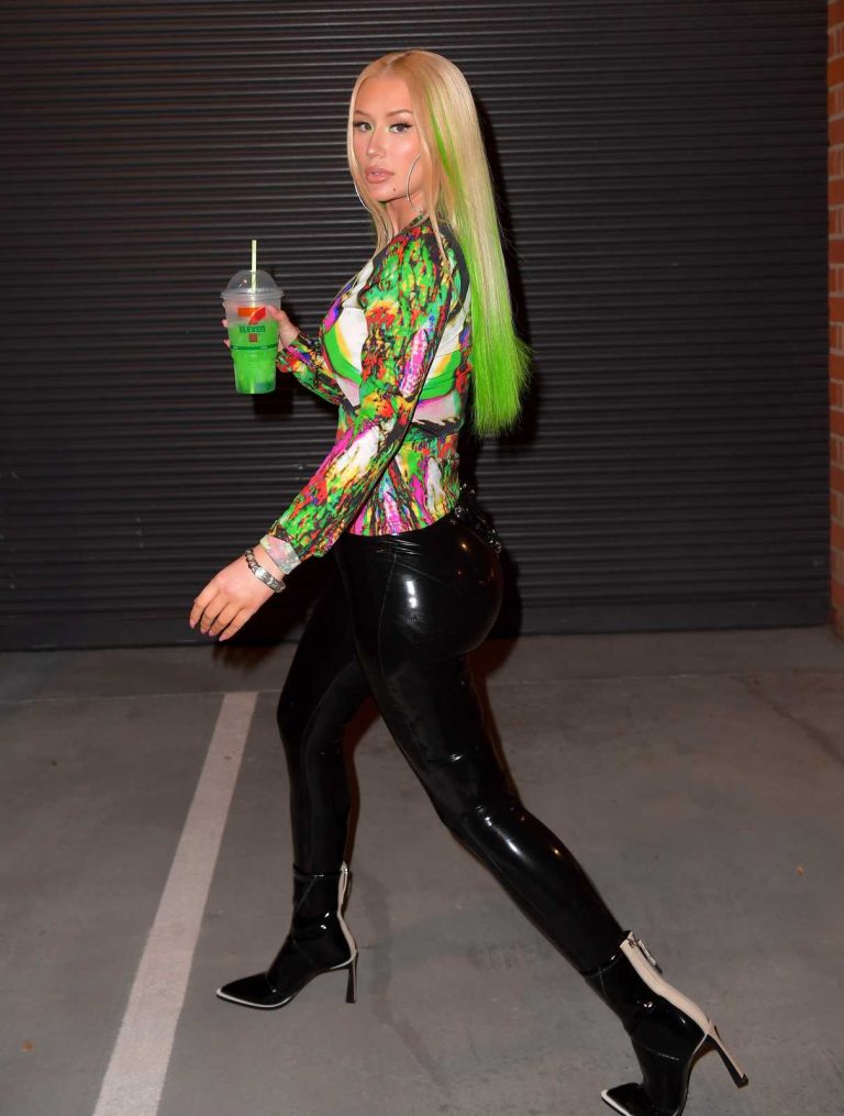 Iggy Azalea Shows Off Her Neon Green Hair Out In New York LACELEBS CO