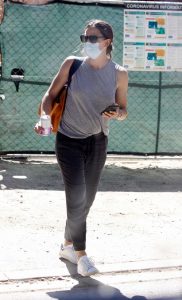 Jennifer Garner in a White Sneakers Checks Out the Progress on Her New Mansion in Brentwood 07/16/2020