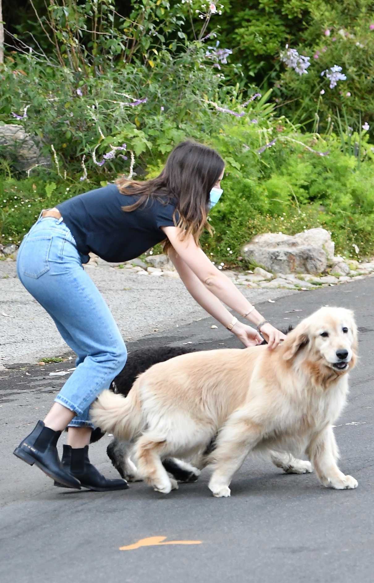 Ana de Armas in a Black Tee