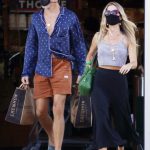 Chris Pine in a Black Protective Mask Out with Annabelle Wallis Leaves Erewhon Natural Foods in Los Angeles 08/15/2020