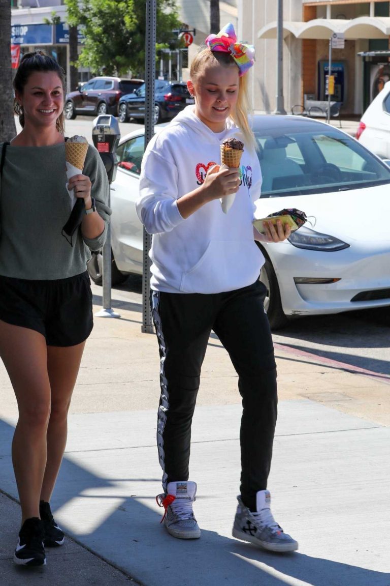 JoJo Siwa in a White Hoody Grabs Ice Cream with a Friend in Los Angeles