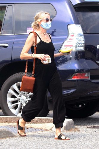 Naomi Watts in a Protective Mask Was Seen Out in Mountauk 08/25/2020-5