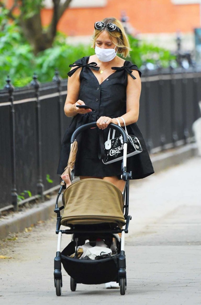 chloe-sevigny-in-a-black-dress-goes-out-for-a-stroll-with-her-son-vanja