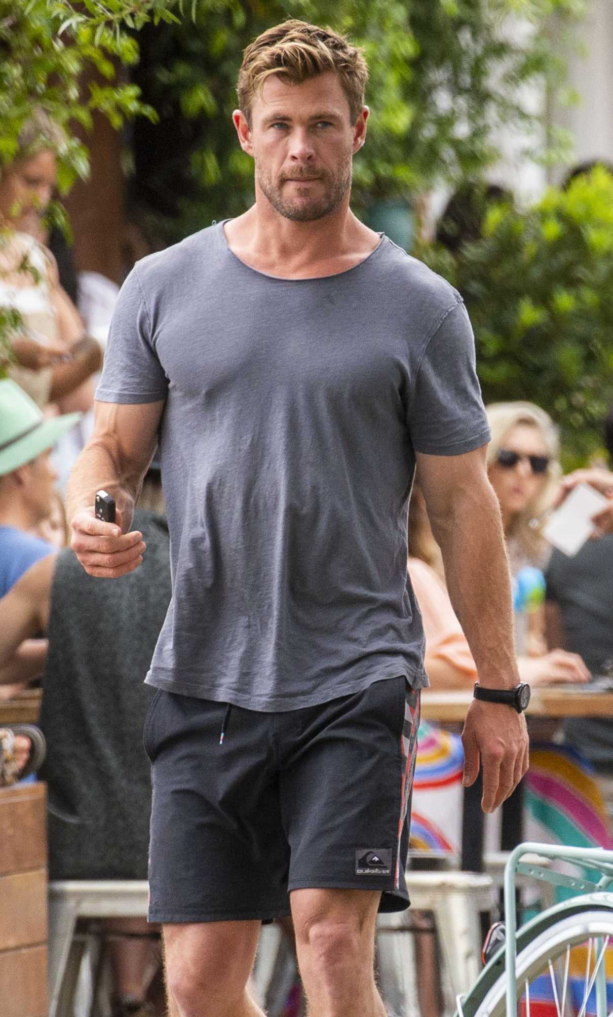 Chris Hemsworth in a Grey Tee Was Seen Out with Elsa Pataky in Byron ...