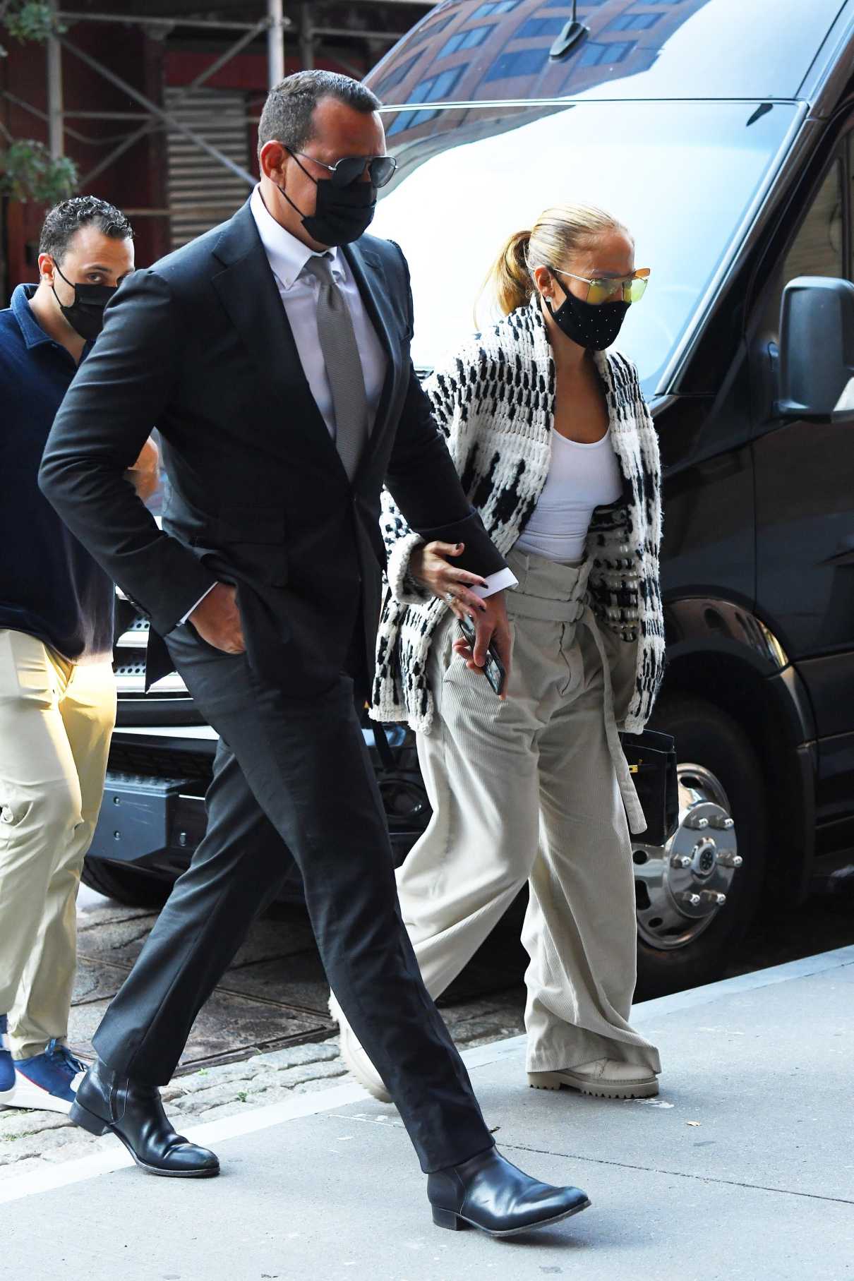 Jennifer Lopez in a White Pants Was Seen Out with Alex Rodriguez in ...