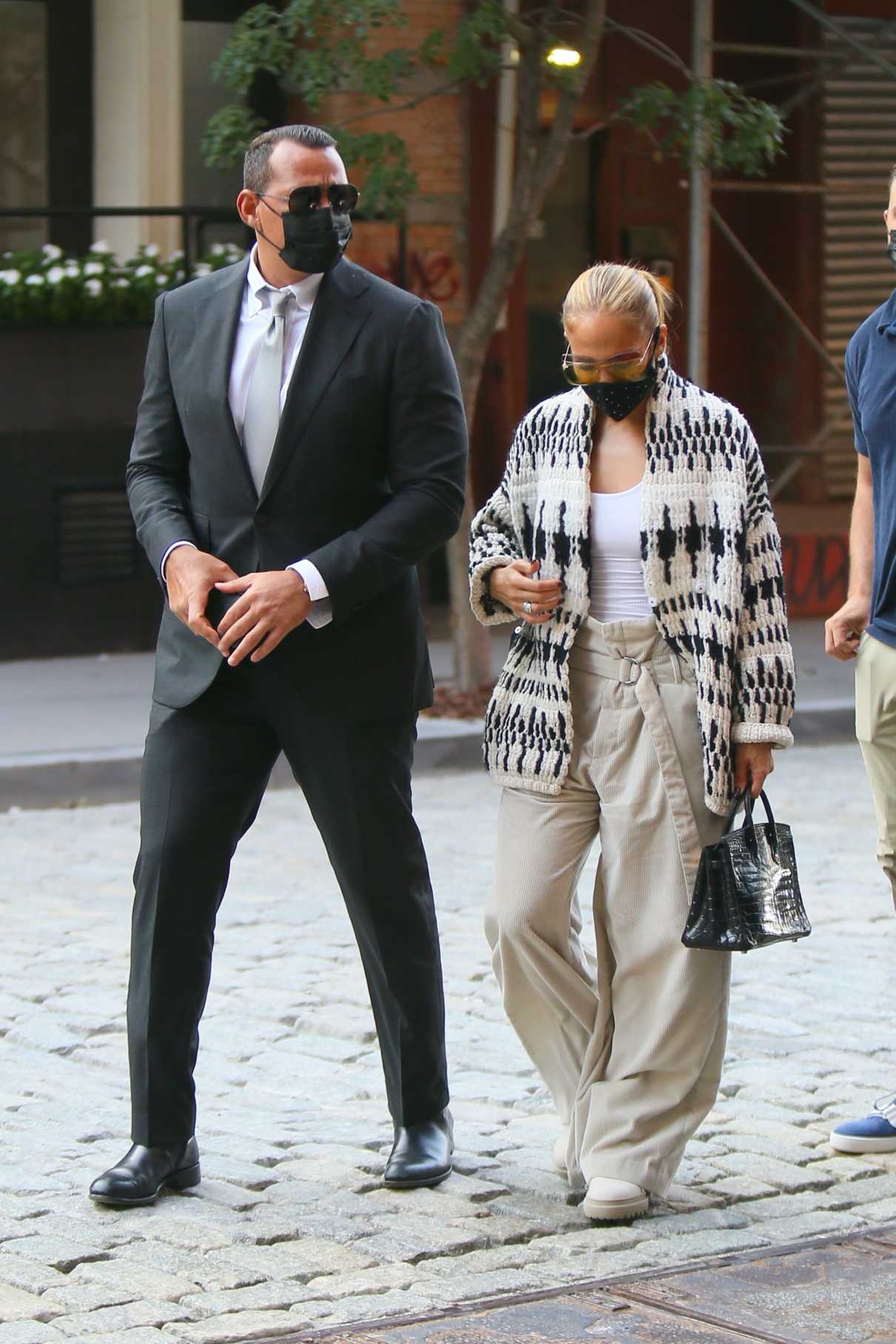 Jennifer Lopez in a White Pants Was Seen Out with Alex Rodriguez in ...