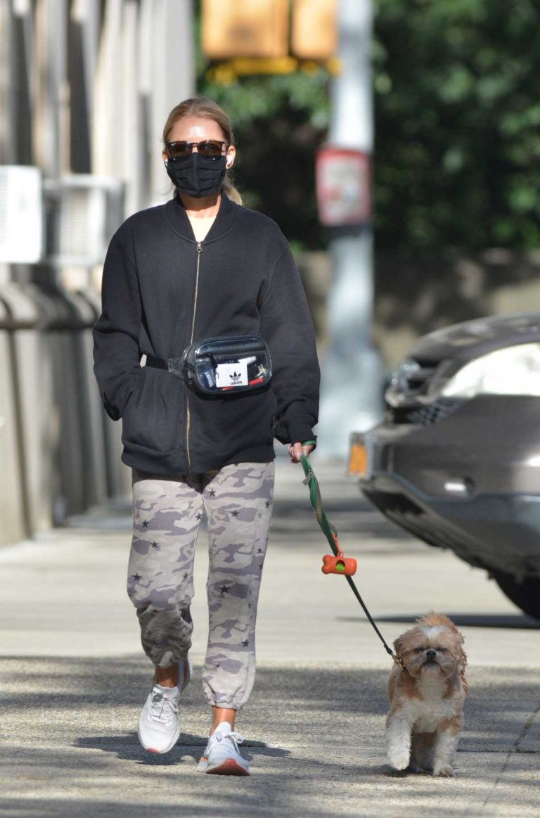 Kelly Ripa In A Black Protective Mask Walks Her Dog Chewy In New York 09 20 2020 1 768x1163 