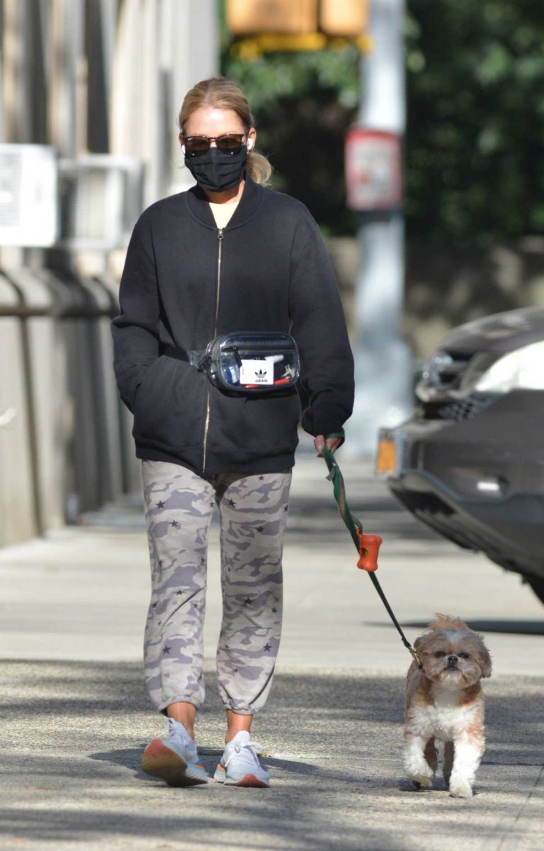 Kelly Ripa In A Black Protective Mask Walks Her Dog Chewy In New York 09 20 2020 2 768x1200 