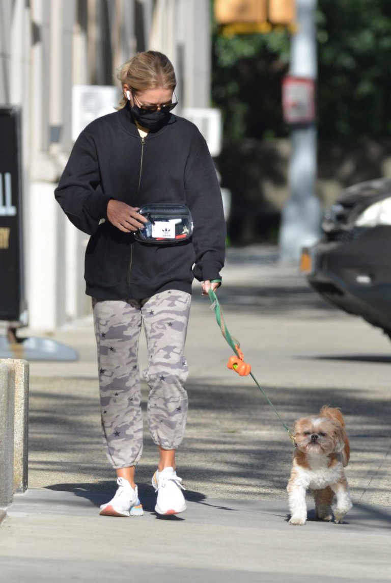 Kelly Ripa In A Black Protective Mask Walks Her Dog Chewy In New York   Kelly Ripa In A Black Protective Mask Walks Her Dog Chewy In New York 09 20 2020 4 768x1144 