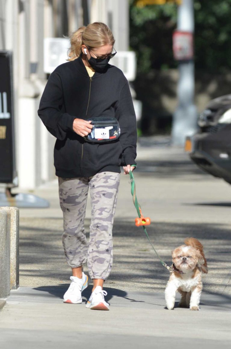 Kelly Ripa In A Black Protective Mask Walks Her Dog Chewy In New York 09 20 2020 5 768x1158 