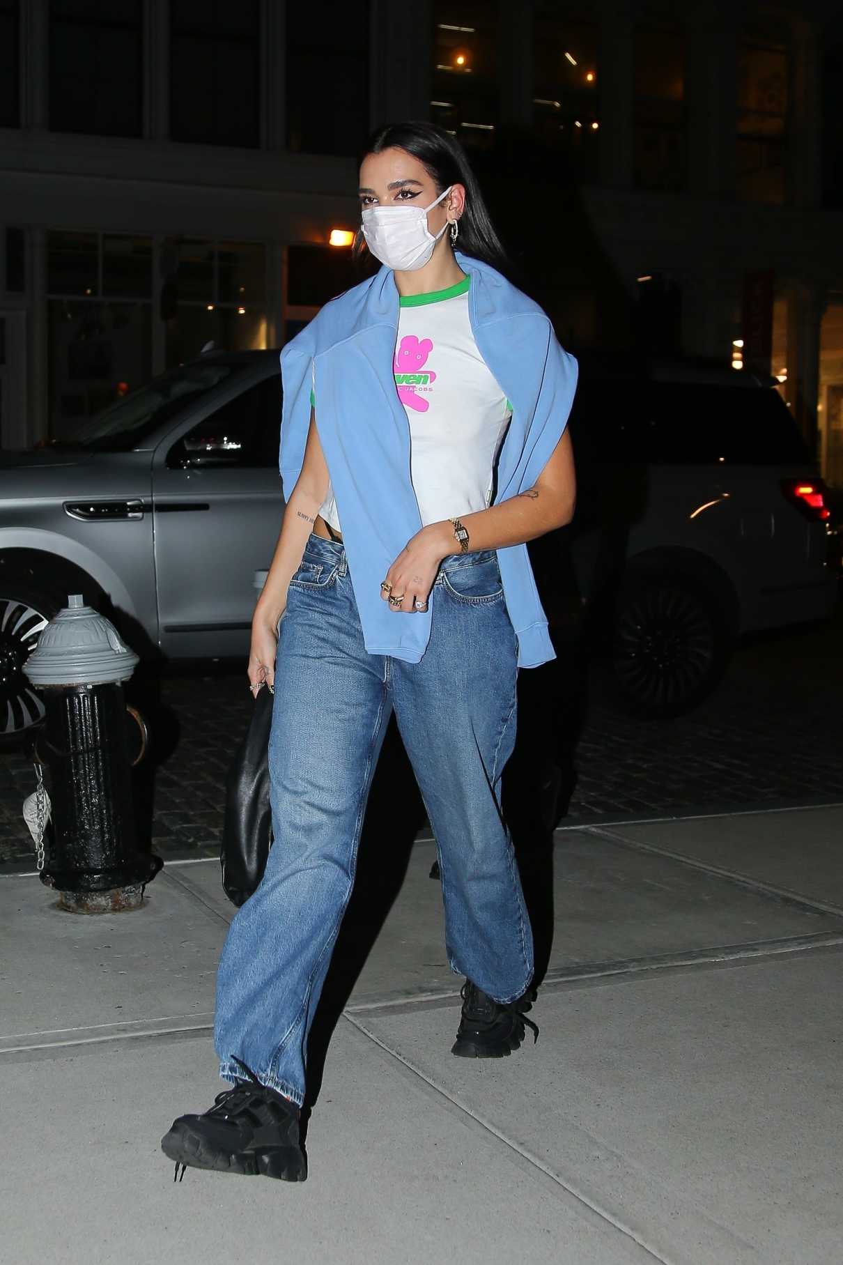 Dua Lipa in a Protective Mask Arrives at Gigi Hadid’s Apartment in New ...