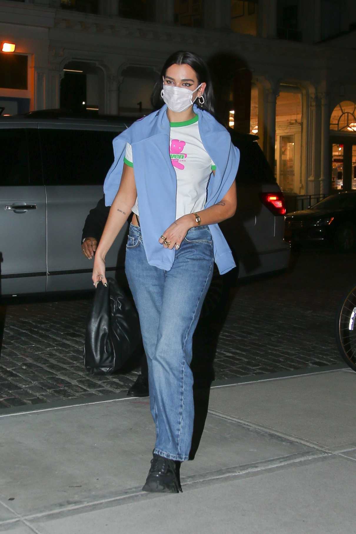 Dua Lipa in a Protective Mask Arrives at Gigi Hadid’s Apartment in New ...
