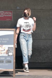 Kristen Stewart in a White Cropped T-Shirt