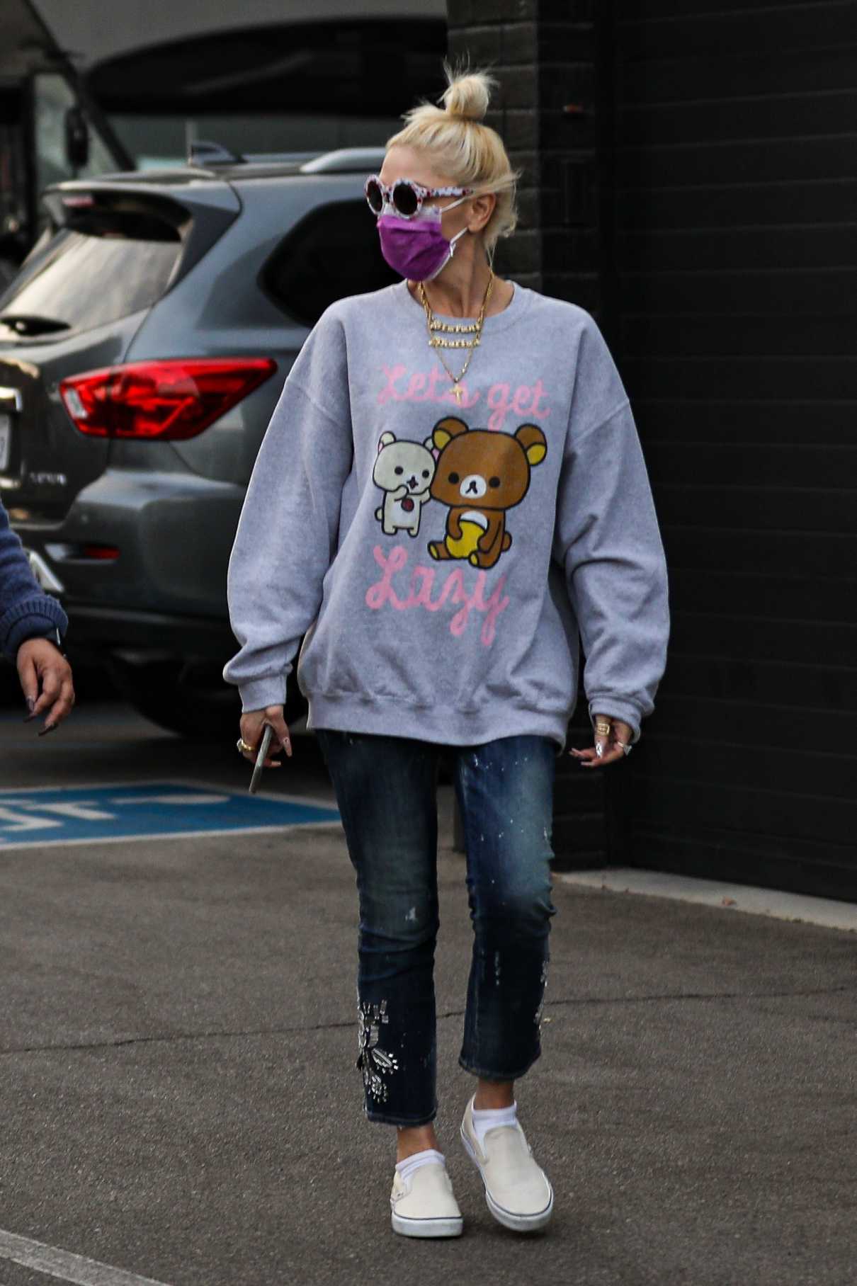 Gwen Stefani in a Purple Protective Mask Shops for Jewelry at XIV