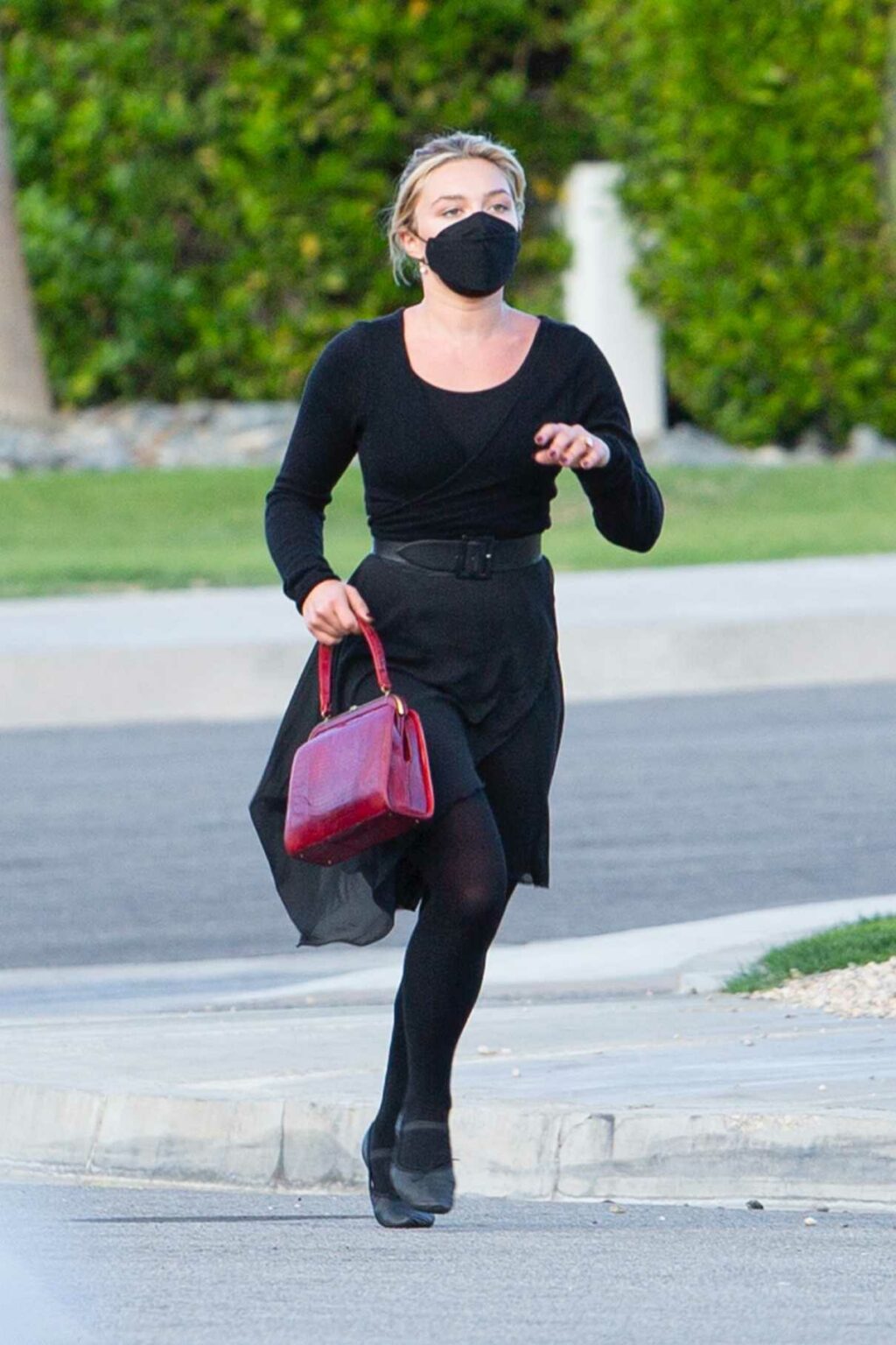 Florence Pugh in a Black Outfit on the Set of Don’t Worry Darling in Palm Springs 12/02/2020