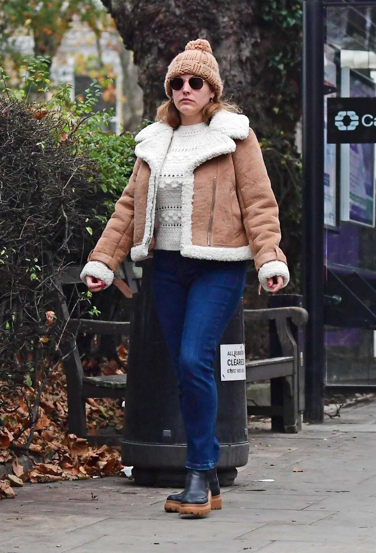 Kelly Brook in a Beige Knit Hat