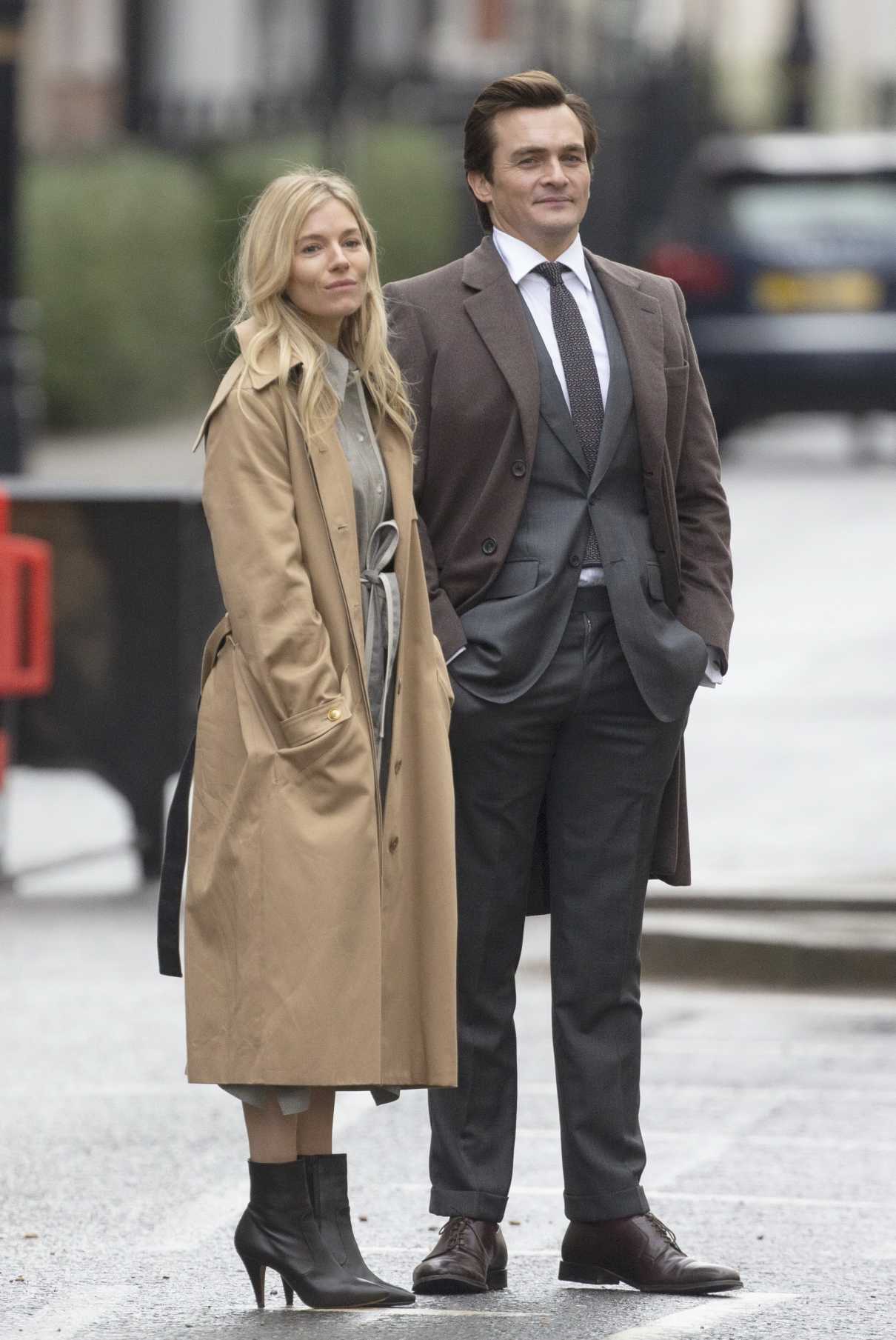 Sienna Miller in a Beige Trench Coat on the Set of Anatomy of A Scandal ...