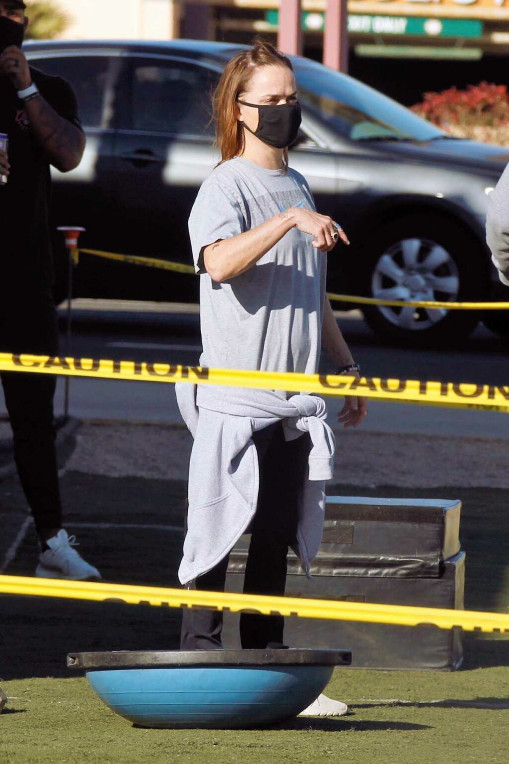 Taryn Manning in a Grey Tee Hits Up an Outdoor Gym for a Workout in