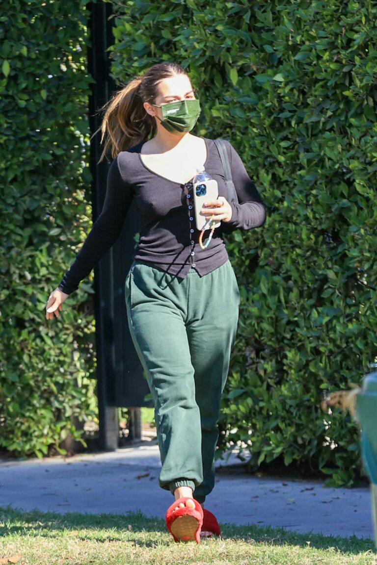 Addison Rae in a Green Sweatpants Was Seen Out in Los Angeles 01/21