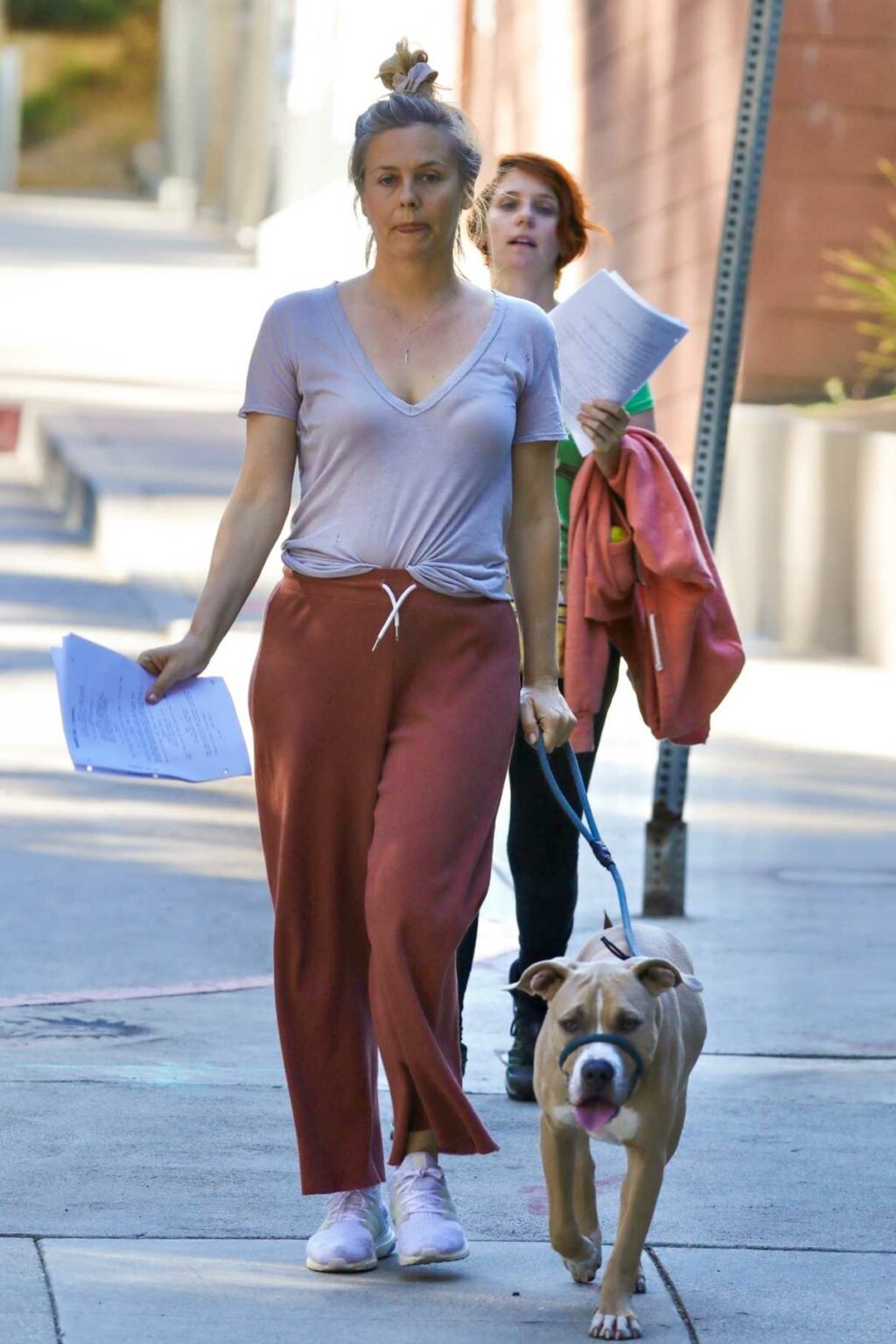 Alicia Silverstone in a White Tee Walks Her Dog in Los Angeles 01/17