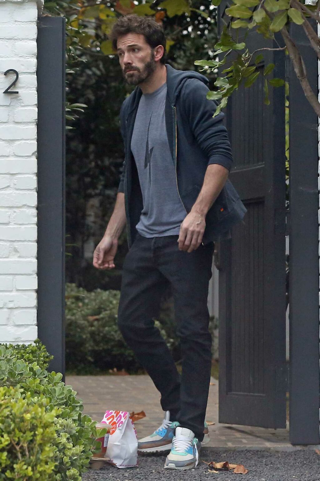 Ben Affleck in a Grey Tee Grabs Coffee Outside His Home in Brentwood 01 ...