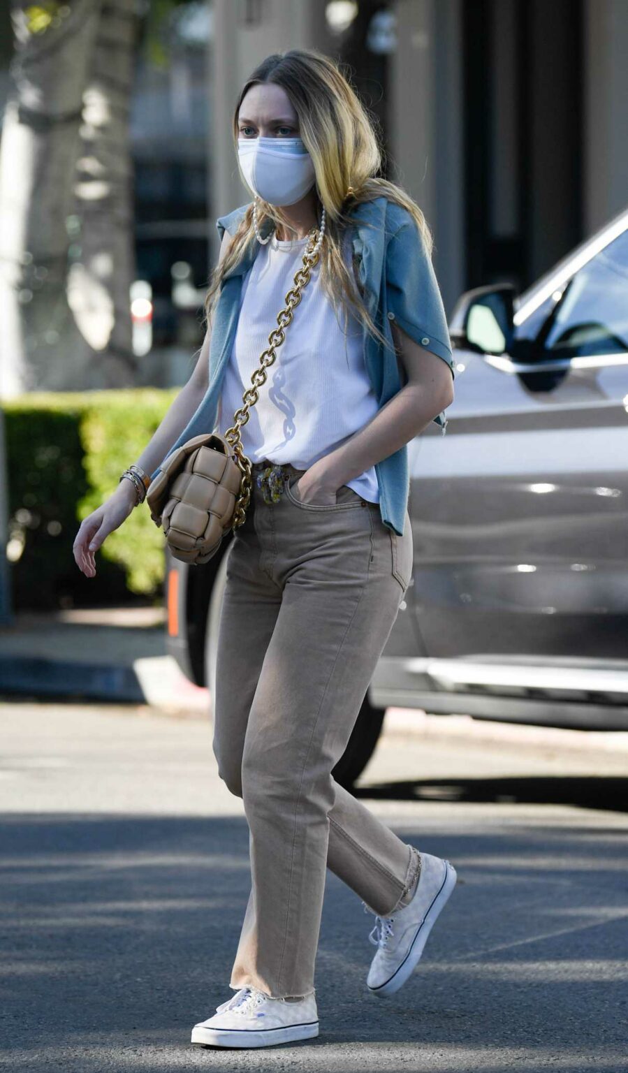 Dakota Fanning in a Protective Mask Shops on Melrose Place in Los