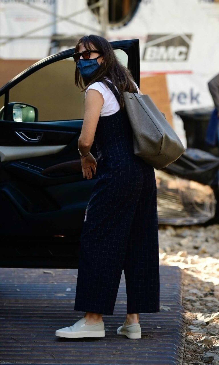 Jennifer Garner in a Protective Mask Stops to Check on the Construction