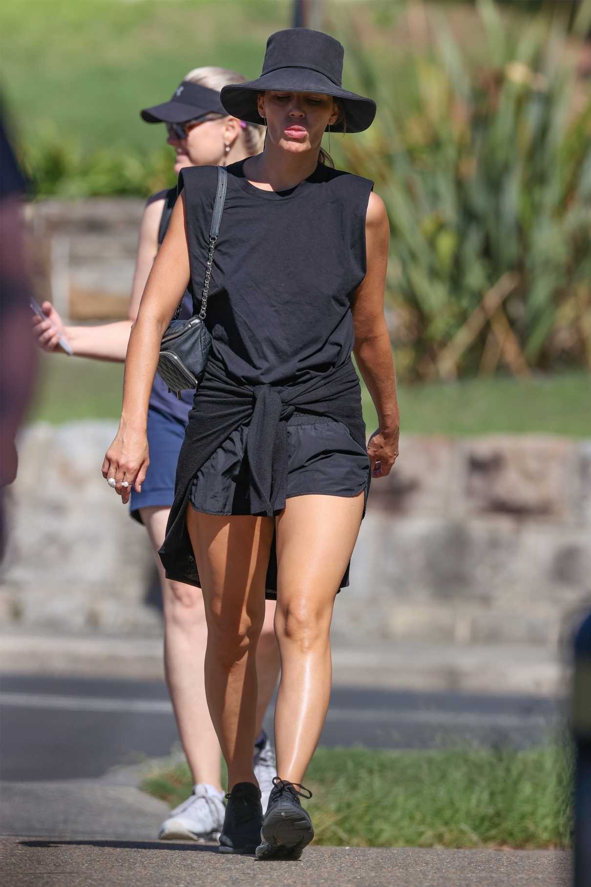 Jodi Gordon in a Black Outfit Was Seen on Her Morning Walk Out in ...