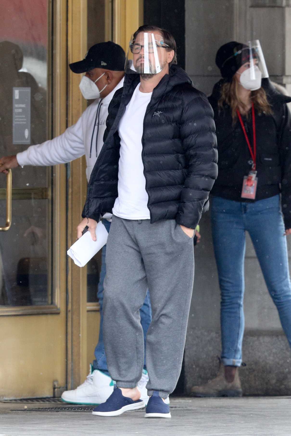 Leonardo DiCaprio in a Black Puffer Jacket Was Seen Out in Boston 01/22 ...