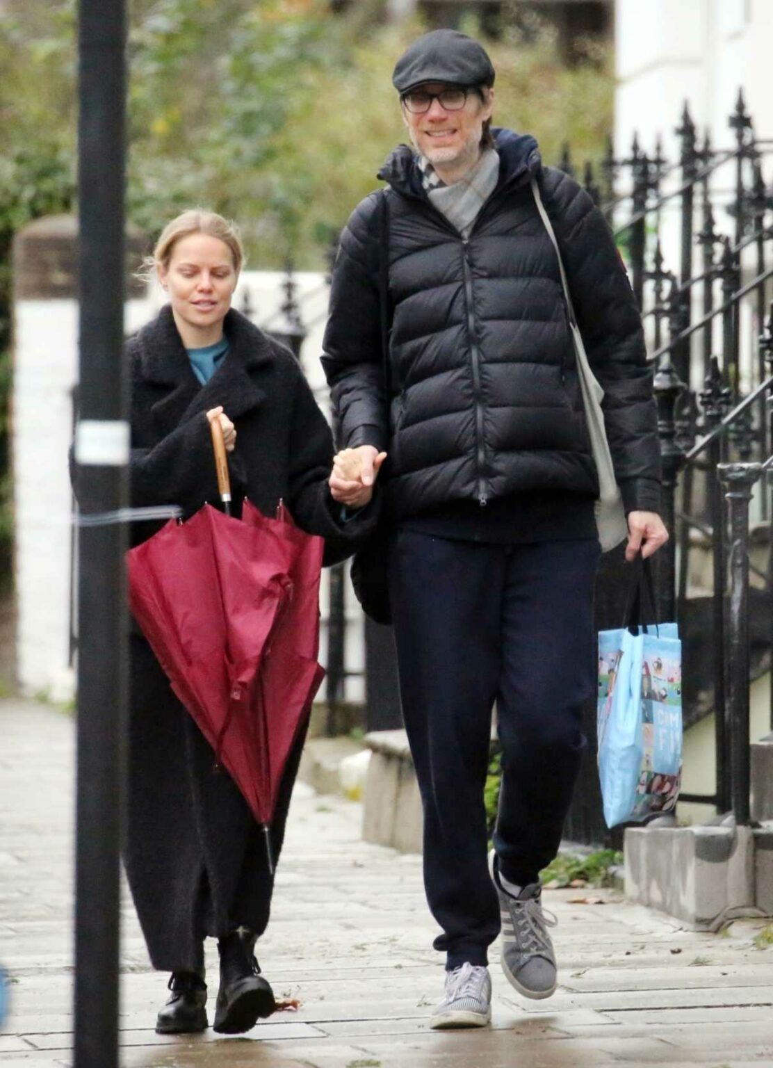 Mircea Monroe in a Black Coat Was Seen Out with Stephen Merchant in