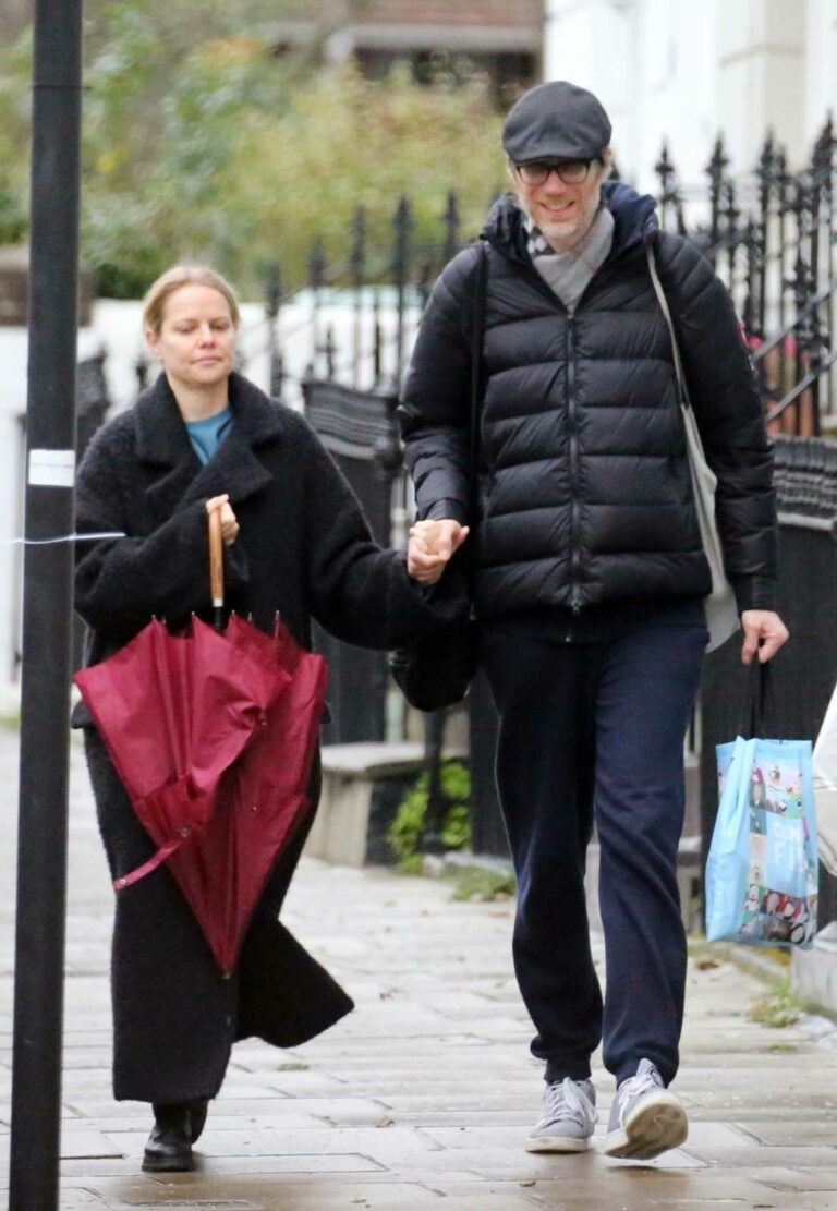 Mircea Monroe in a Black Coat Was Seen Out with Stephen Merchant in
