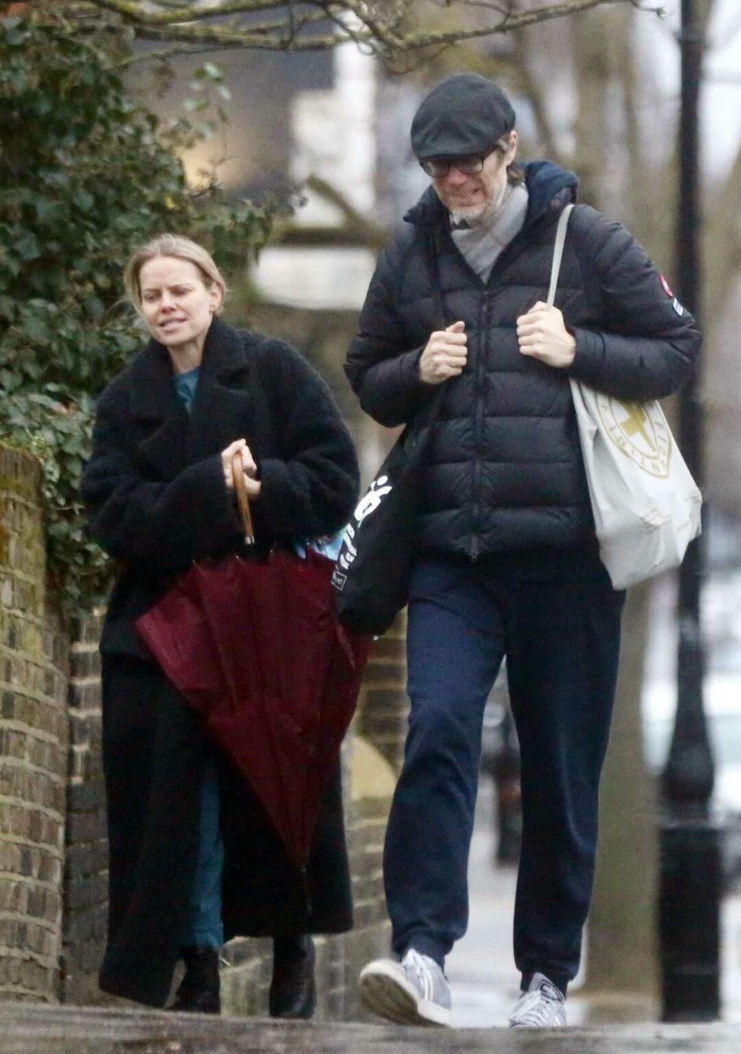 Mircea Monroe in a Black Coat Was Seen Out with Stephen Merchant in