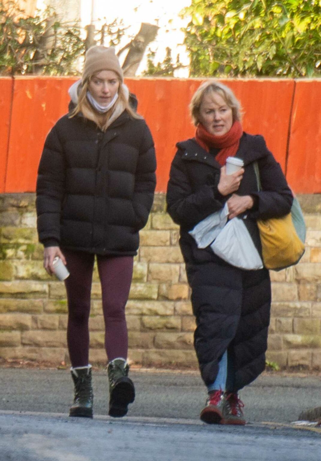 Phoebe Dynevor in a Beige Knit Hat Stops By a Local Farmer’s Market