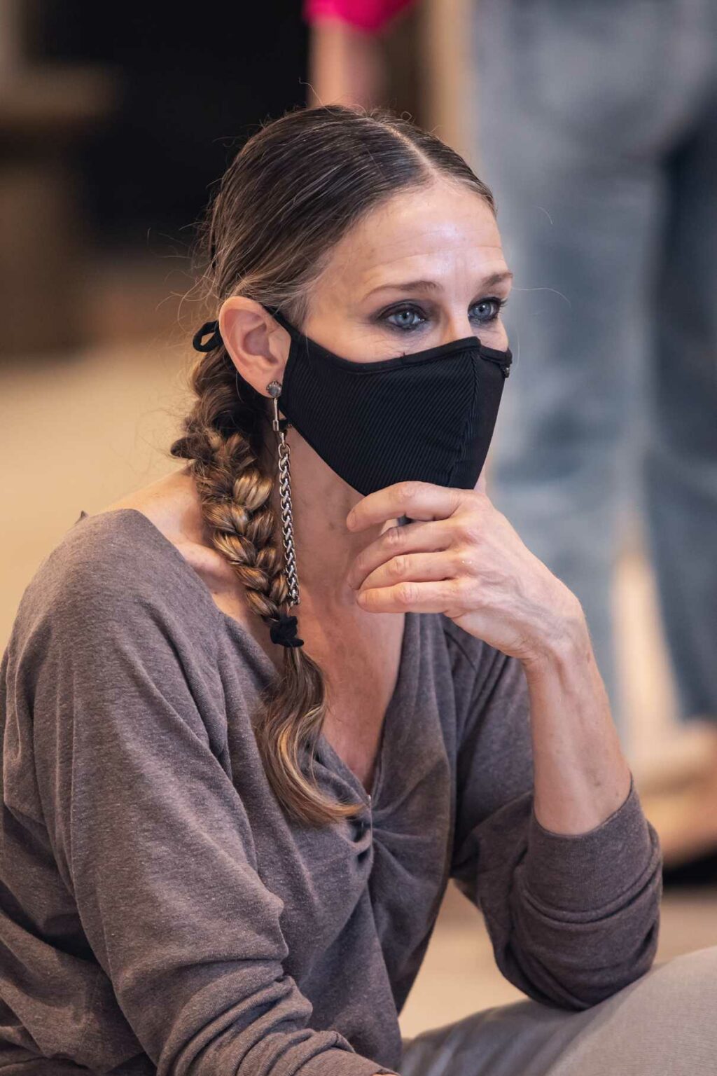 Sarah Jessica Parker in a Black Protective Mask Visits Her SJP ...