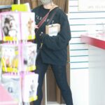 Sarah Michelle Gellar in a Black Sweatshirt Picks Up Some Mail at Her Local USPS Store in Santa Monica 01/25/2021