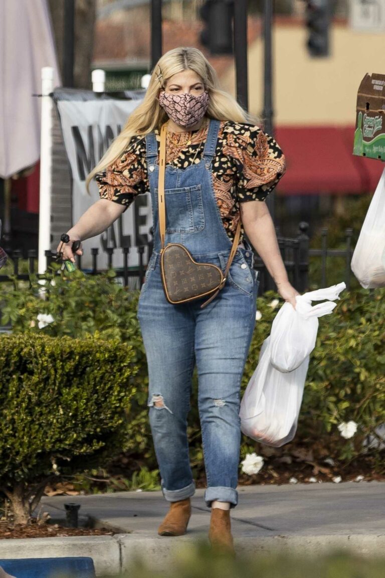 Tori Spelling in a Blue Denim Jumpsuit Was Seen Out in Calabasas 01/25