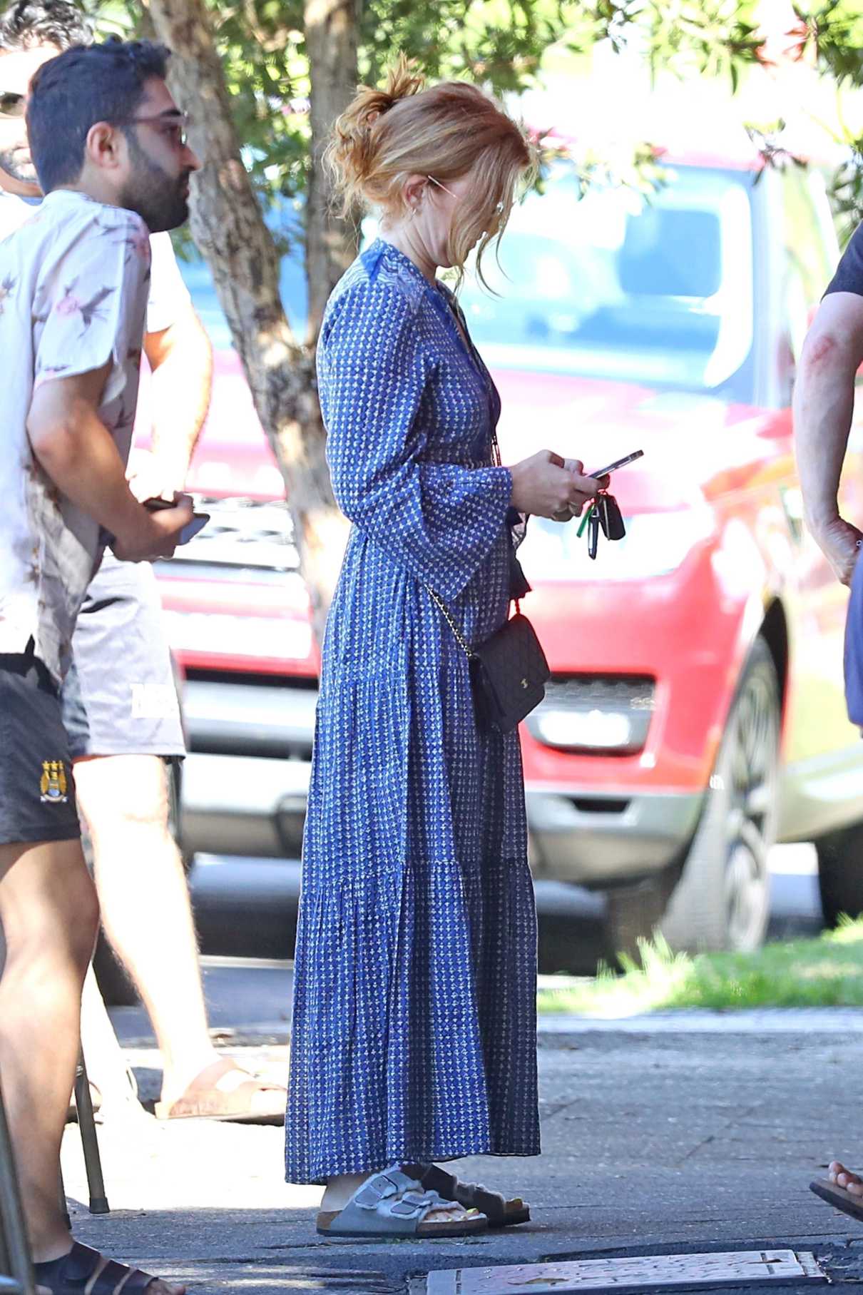 Isla Fisher in a Blue Dress Was Spotted Getting Coffee in Eastern ...