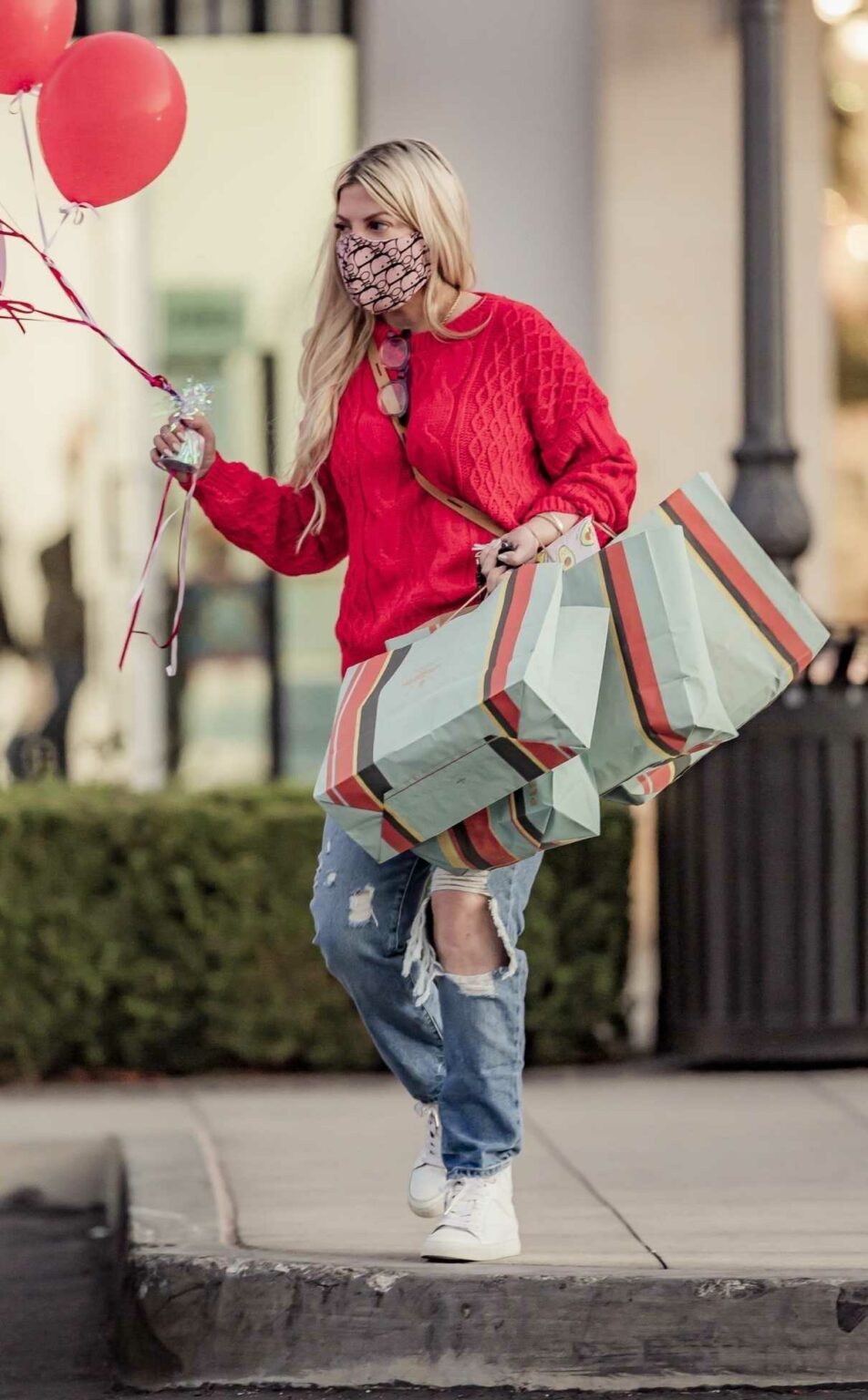 Tori Spelling in a Blue Ripped Jeans Goes Shopping for Valentine’s Day