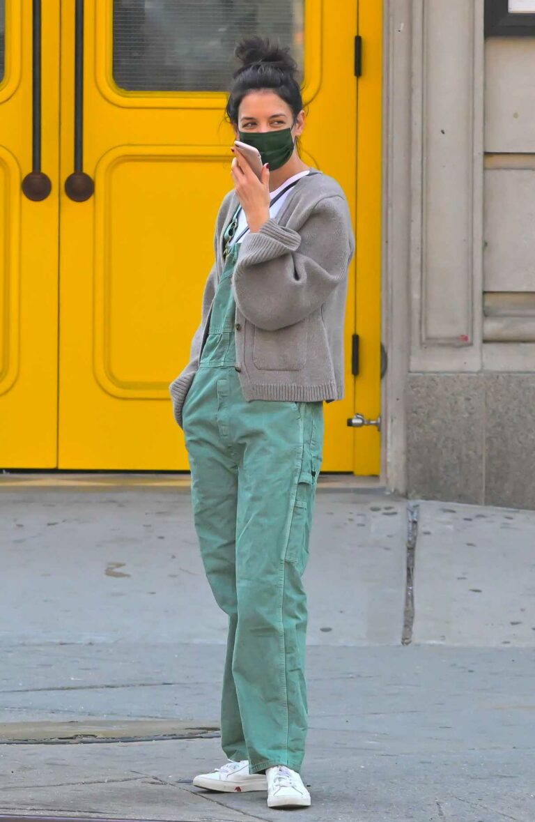 Katie Holmes in a Grey Cardigan Was Seen Out in New York 03/11/2021-5 ...