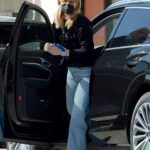 Laura Dern in a Black Protective Mask Picks Up a Fresh Juice in Los Angeles 03/06/2021