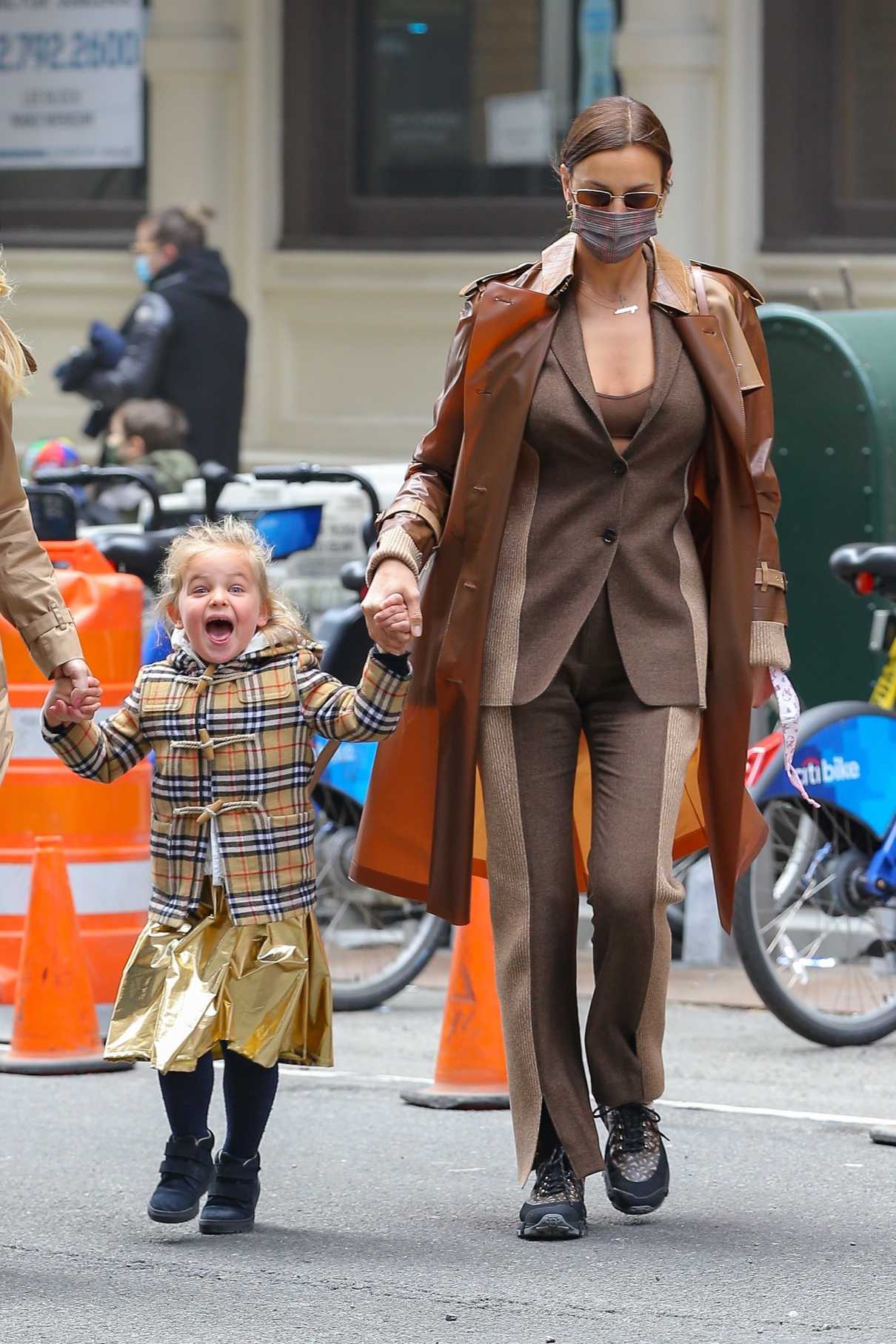 Irina Shayk in a Brown Trench Coat Was Seen Out with Her Daughter in New York 04/22/2021 – LACELEBS.CO
