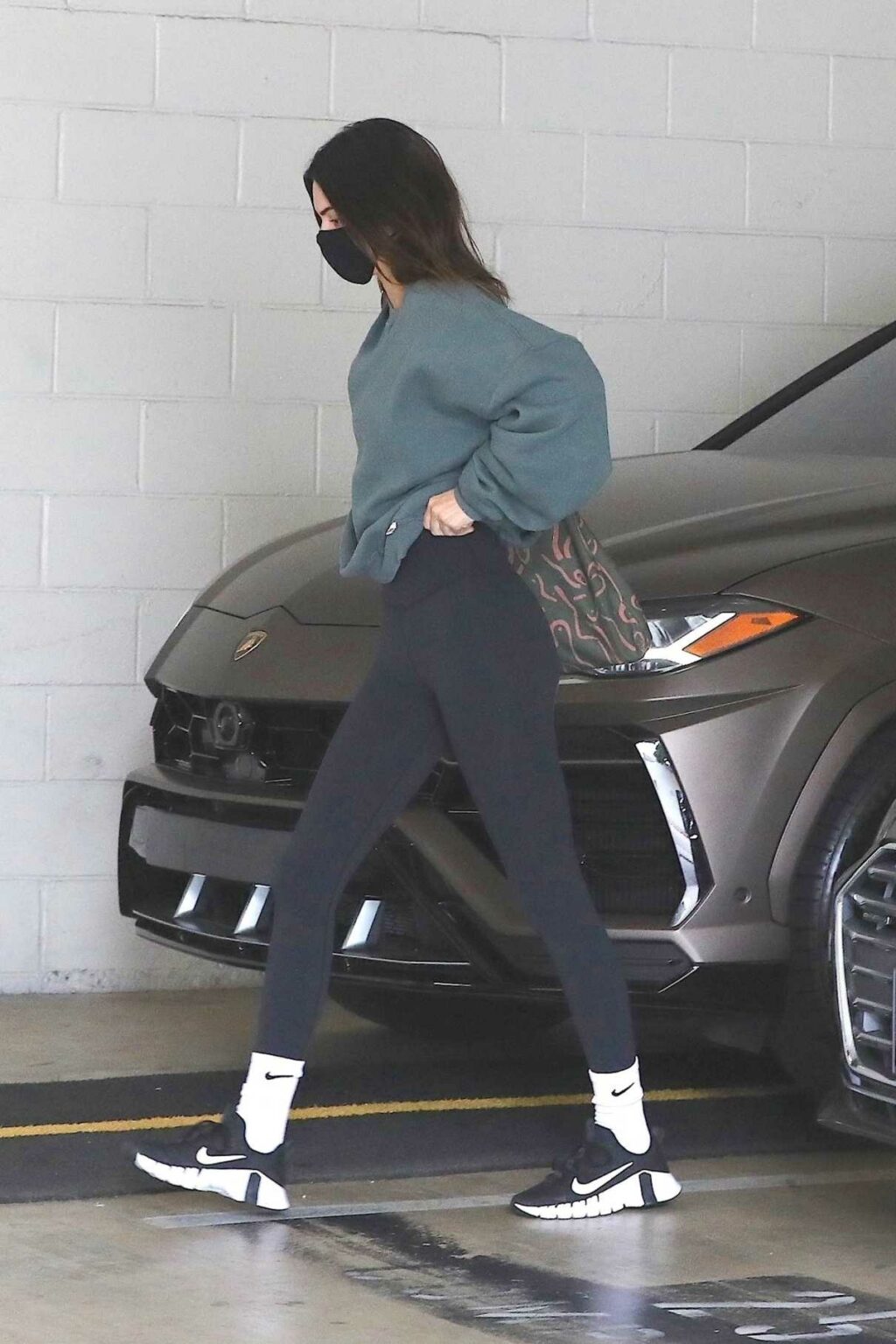 Kendall Jenner in a Black Leggings Arrives at a Workout Session in West ...