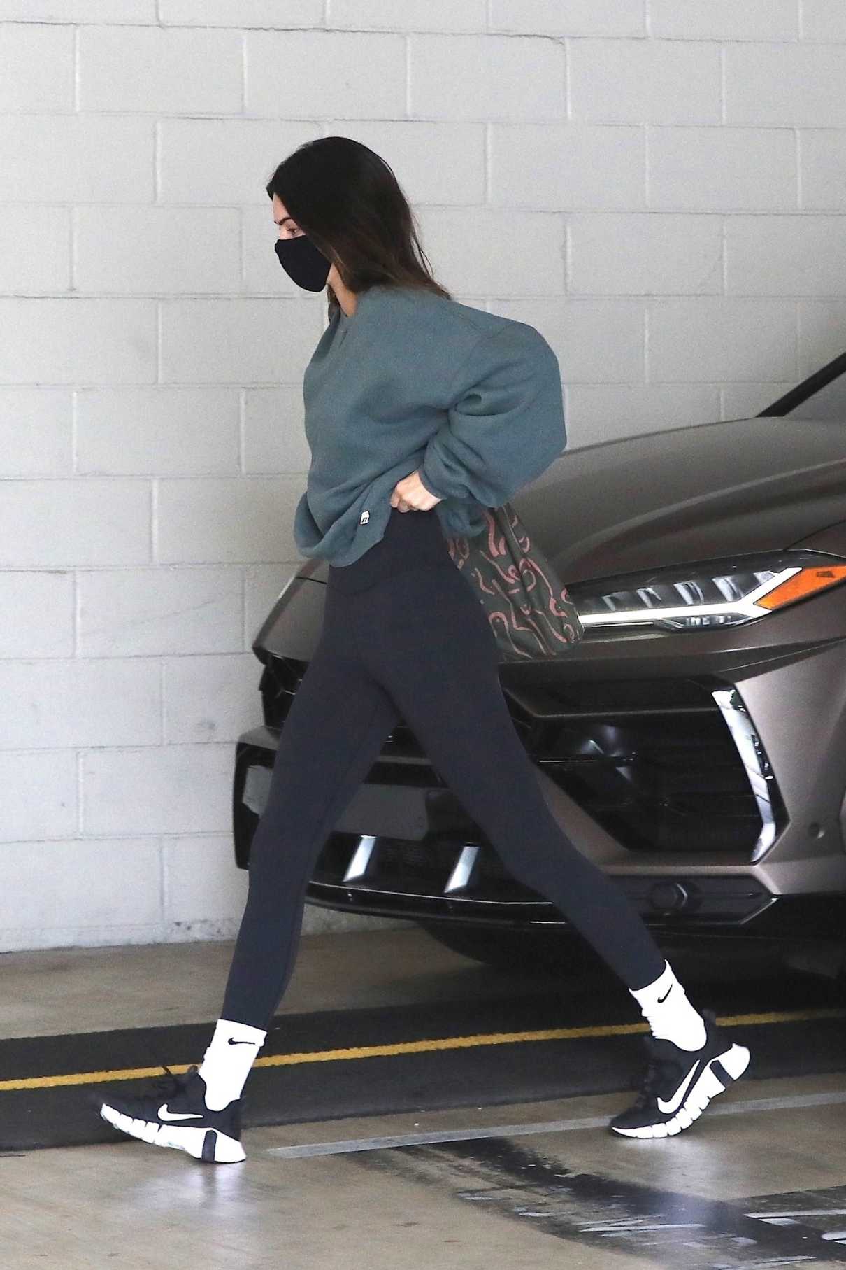 Kendall Jenner in a Black Leggings Arrives at a Workout Session in West ...